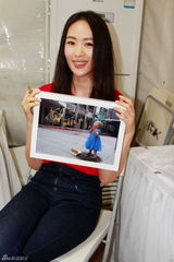 组图：童瑶自曝摄影发烧友 出席活动展修长身姿