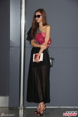 组图：YOSHIKI带女友来台开唱 粉丝扮X女郎接机