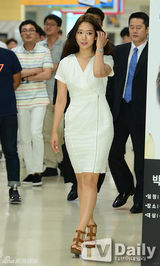 组图：朴信惠出席活动 众保镖护驾排场大