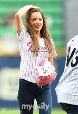 组图：A pink尹宝美任棒球比赛开球嘉宾