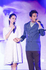 组图：陈晓东爱妻产后首现身送惊喜甜蜜