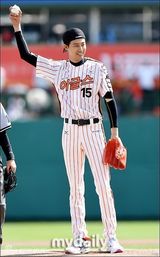 组图：赵寅成为棒球赛开球 李光洙欢喜助威