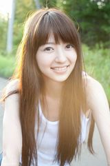 组图：“单车少女”逢泽莉娜笑容甜美不落凡尘