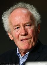 组图：影后歌迪亚短裙闪耀 兄弟导演殷勤献吻