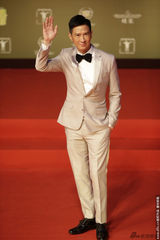 组图：颁奖嘉宾张家辉亮相 米色西装配领结帅气