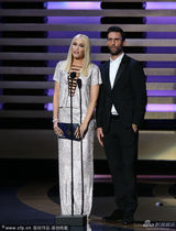 组图：格温-史蒂芬妮与魔力红主唱亚当莱文颁奖