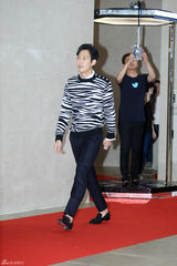 独家：崔丹尼尔宣传新片戴眼镜似哈利波特