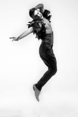 组图：贺刚型男时尚大片 秀肌肉释放荷尔蒙魅力