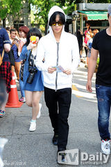 组图：Super Junior回归赴电视台彩排 粉丝围堵拍照忙