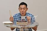 组图：刘德华庆生吃蛋糕卖萌 许愿一直帅下去