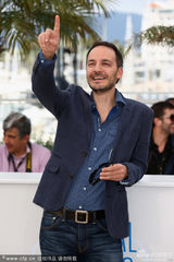 组图：影后歌迪亚短裙闪耀 兄弟导演殷勤献吻