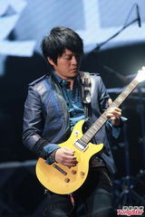 组图：五月天香港开唱 黄伟文台下当粉丝