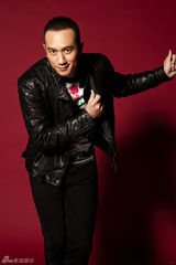 组图：黄觉皮衣秀时尚 搞怪大片卖萌无限