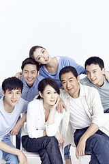 组图：《半路父子》曝全家福 张国立刘若英携手