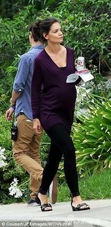 组图：前阿汤嫂挺大肚现身片场 穿休闲装变慈母