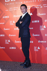 组图：台影奖郭采洁花裙俏皮 许玮宁深V性感