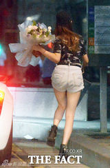 组图：Girls Day敏雅牵手孙兴民 甜蜜约会被拍