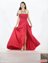 组图：莫文蔚抹胸红裙露香肩 高开叉秀大长腿