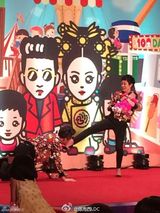 组图：孙俪邓超为女儿办百日宴 四口温馨合影