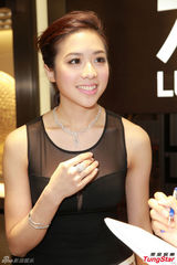 组图：港姐十强优雅秀首饰 黑纱裙美腿隐现