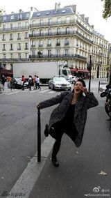 组图：辣妈心花怒放！小S巴黎街头玩风骚秀性感