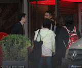 组图：陈乔恩浓妆难掩憔悴 穿拖鞋获护驾速闪