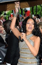 组图：蕾哈娜巴黎捞金皮装个性 遭围堵显大牌