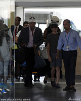 组图：道格拉斯全家抵机场 泽塔琼斯小露香肩