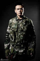 组图：《神犬奇兵》杨烁军装加身展冷峻魅力