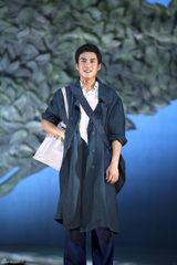 组图：田沁鑫《山楂树》 小彩旗连跑9场