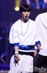 组图：韩团f(x)热舞献唱 雪莉不慎露底