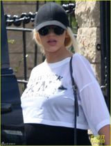 组图：克里斯蒂娜挺超大孕肚 下巴依旧尖尖