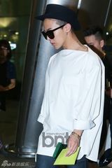 组图：GD权志龙潮装现身机场 墨镜难掩憔悴面容