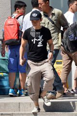 组图：少年影帝董子健开学 休闲装萌笑报到中戏