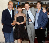 组图：《万物理论》小雀斑携女友 菲丽西提美艳