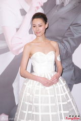 组图：梁洛施低胸白裙纯美 挂念宝宝着急归家