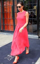 组图：贝嫂红色长裙冷艳现身 腰间金链条抢眼