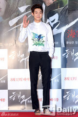 组图：JYJ金俊秀李秉宪等亮相《海雾》试映会