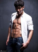 组图：李东学写真大秀腹肌 面容俊朗性感十足