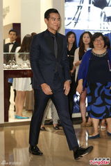 组图：彭于晏盼房东用男人的方式度过低潮