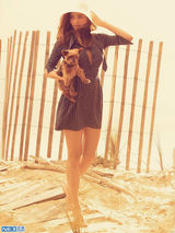 组图：米兰达香肩半露醉夕阳 身材丰满升级