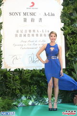 组图：A-Lin加盟新东家 李宗盛热情欢迎