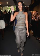 组图：蕾哈娜巴黎捞金皮装个性 遭围堵显大牌