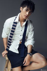 组图：张赫全新写真曝光 衬衫短裤不改型男本色