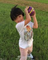 组图：Kimi玩球长胖又长高 粉丝盼去《爸爸2》