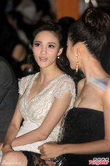 组图：刘雨欣深V裙大秀事业线 自曝想整容