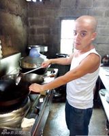 组图：真人版光头强神还原！不是伐木工是厨师