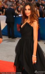 组图：衰姐们屌丝男友变型男 内衣超模爆乳相挺