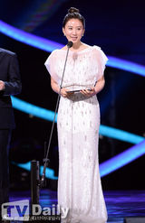 组图：胡歌金秀贤郑元畅首尔电视节同获人气奖