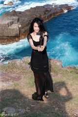 组图：人妻莫文蔚露背拍MV 被男模身后拦腰抱抱